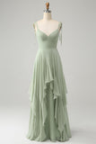 Vestido de dama de honor en matcha tipo A con tirantes finos y volantes