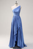 Vestido largo azul plisado de un hombro con volantes para dama de honor