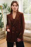 Blazer cruzado de terciopelo con solapa de pico café