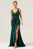 Vaina verde oscuro con escote en V Vestido de dama de honor fruncido alto-bajo con abertura