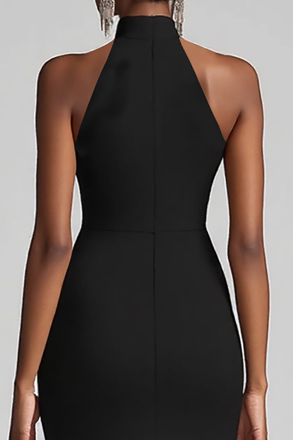 Vestido formal largo sirena con volantes negros con cuello halter y abertura