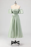 Vestido de dama de honor verde salvia de línea con hombros descubiertos de satén hasta el té