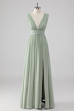 Vestido de dama de honor largo verde salvia con escote en V plisado con escote en V