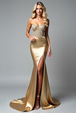Vestido de fiesta de sirena dorado sin tirantes con abertura