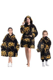 Sudadera oversized negra con capucha y estampado.