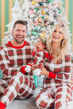 Rojo conjunto de pijama familiar a juego de cuadros navideños.
