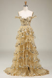 Vestido de noche dorado con capas y hombros descubiertos
