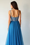 Tirantes de espagueti de tul azul Vestido largo de invitada de boda fruncido de una línea con abertura
