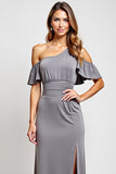 Vestido de dama de honor con volantes grises con hombros descubiertos