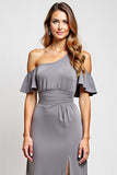 Vestido de dama de honor con volantes grises con hombros descubiertos