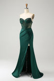 Vestido largo de fiesta con corsé de cuentas sin tirantes de sirena verde oscuro brillante con abertura