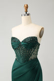 Vestido largo de fiesta con corsé de cuentas sin tirantes de sirena verde oscuro brillante con abertura