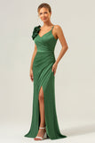 Vestido de dama de honor de satén plisado verde oliva con abertura