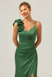 Vestido de dama de honor de satén plisado verde oliva con abertura
