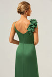 Vestido de dama de honor de satén plisado verde oliva con abertura