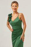 Vestido de dama de honor de satén plisado verde oliva con abertura
