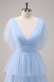 Vestido largo de dama de honor de tul escalonado con escote en V gris azul con abertura