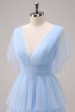 Vestido largo de dama de honor de tul escalonado con escote en V gris azul con abertura