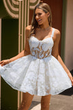 Vestido de fiesta corto con corsé floral blanco y lentejuelas
