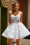 Vestido de fiesta corto con corsé floral blanco y lentejuelas