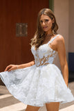 Vestido de fiesta corto con corsé floral blanco y lentejuelas