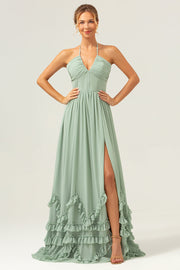 Vestido largo de dama de honor con volantes de corsé halter de salvia polvorienta con abertura