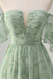 Dusty Sage Un vestido de fiesta largo con estampado de hombros descubiertos con abertura