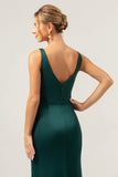 Vaina verde oscuro con escote en V Vestido de dama de honor fruncido alto-bajo con abertura
