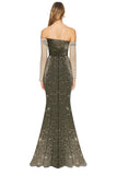 Vestido formal largo de lentejuelas de un hombro con columna dorada
