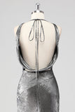 Vestido formal gris plata con cuello swing