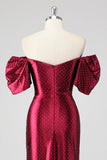 Vestido formal burdeos brillante con hombros descubiertos y abertura