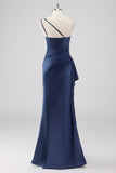 Elegante vestido formal de satén azul marino de un solo hombro con abertura