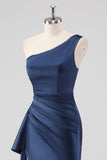 Elegante vestido formal de satén azul marino de un solo hombro con abertura