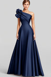 Vestido formal largo de satén azul marino con volantes en un hombro