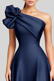 Vestido formal largo de satén azul marino con volantes en un hombro