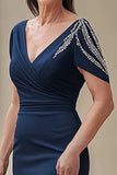 Vestido largo de satén sirena con escote en V azul marino de la madre de la novia