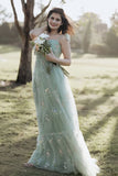 Vestido de fiesta largo fruncido con tirantes finos de tul verde con tirantes finos y bordados