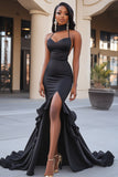 Elegante vestido de fiesta largo con tirantes negros con tirantes ajustados y volantes con bufanda