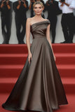 Elegante vestido de gala fruncido en gris acero de una línea