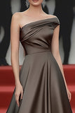 Elegante vestido de gala fruncido en gris acero de una línea
