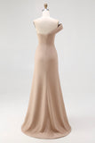 Vestido de gala caqui claro de un hombro ajustado plisado