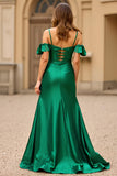 Vestido de fiesta largo de satén verde oscuro con hombros fríos y abertura
