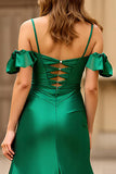 Vestido de fiesta largo de satén verde oscuro con hombros fríos y abertura