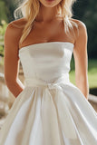 Vestido de graduación midi midi sin tirantes de satén evasé blanco con moño