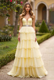 Vestido de fiesta largo escalonado de novia de color amarillo claro con abalorios