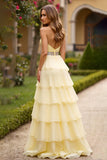 Vestido de fiesta largo escalonado de novia de color amarillo claro con abalorios