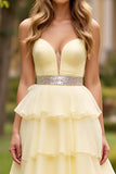 Vestido de fiesta largo escalonado de novia de color amarillo claro con abalorios