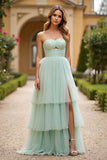 Vestido de fiesta largo de tul sin tirantes verde claro con abertura