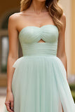 Vestido de fiesta largo de tul sin tirantes verde claro con abertura