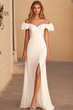 Vestido formal largo con abertura y vaina blanca con hombros descubiertos